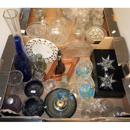 539 - A box of cocktail accessories together with further misc glass ware (4)