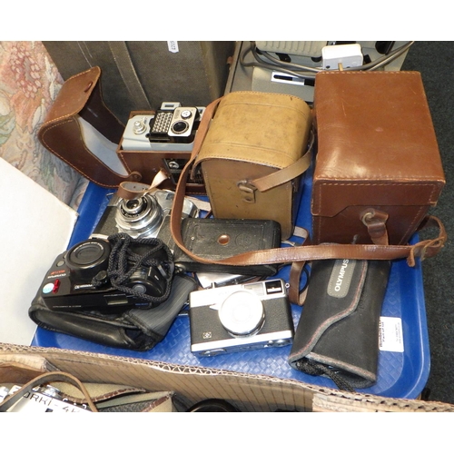 552 - A large qty of vintage cameras, Eumig projector etc