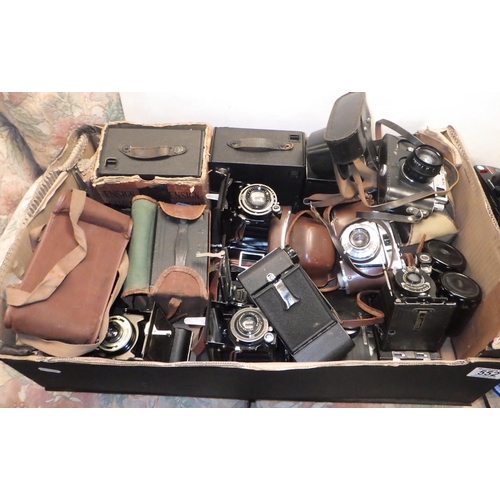 552 - A large qty of vintage cameras, Eumig projector etc