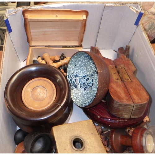 554 - A group of misc collectables to inc chess pieces, carvings etc