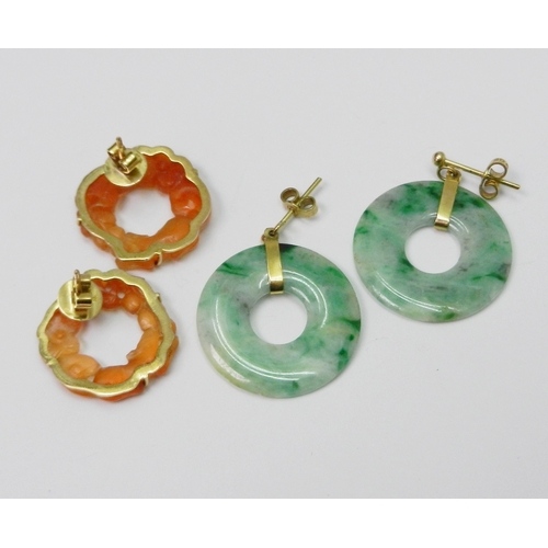 87 - A pair of green jade carved roundel / open ring droplet earrings having yellow metal mounts, approxi... 