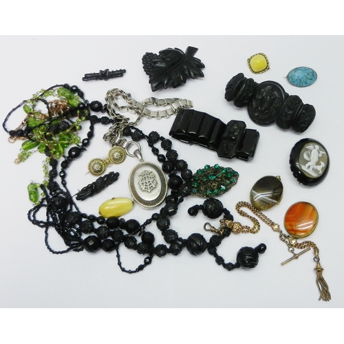 123 - A collection of Victorian and later costume jewellery incl a jet cameo mourning brooch, mourning bra... 