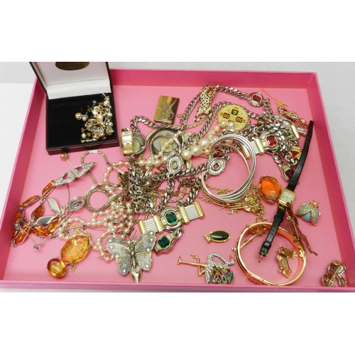 126 - A qty of costume jewellery incl brooches, earrings and statement necklaces.