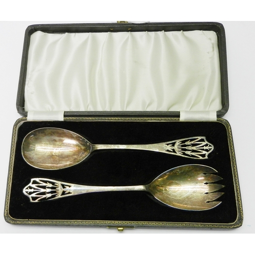 140 - A cased pair of silver servers, 20th cent.  Each 210mm long / 105g