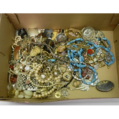 147 - A qty of costume jewellery