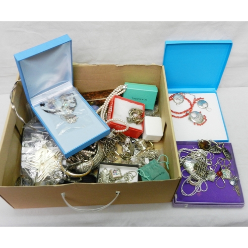 176 - A qty of costume jewellery incl silver and white metal