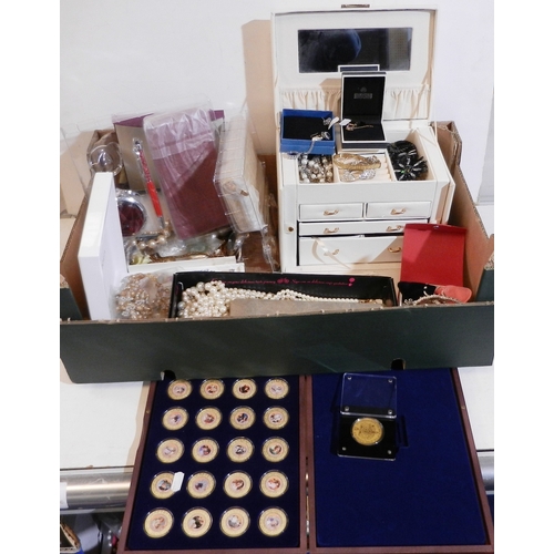 178 - A qty of costume jewellery together with a cased set of royal commemorative medallions.