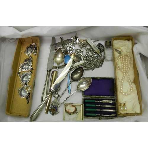 179 - A collectors' lot incl a silver bladed fruit knife, white metal spoons and costume jewellery.