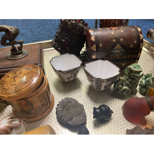 300 - A group of misc collectables to inc Oriental items etc