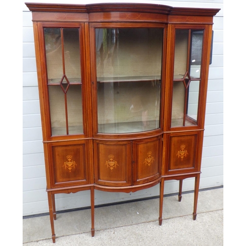 603 - An Edwardian mahogany & inlaid display cabinet with bowed central glass door, 138cm wide