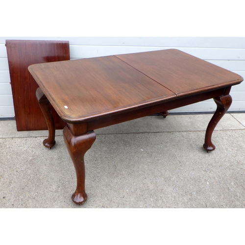 611 - A 1930's extending dining table on cabriole legs together with one leaf, 143cm long closed