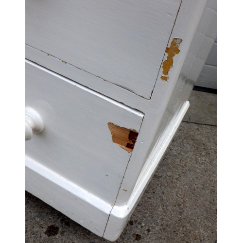 620 - A white painted Victorian chest of drawers, drawer front chipped, 90cm wide