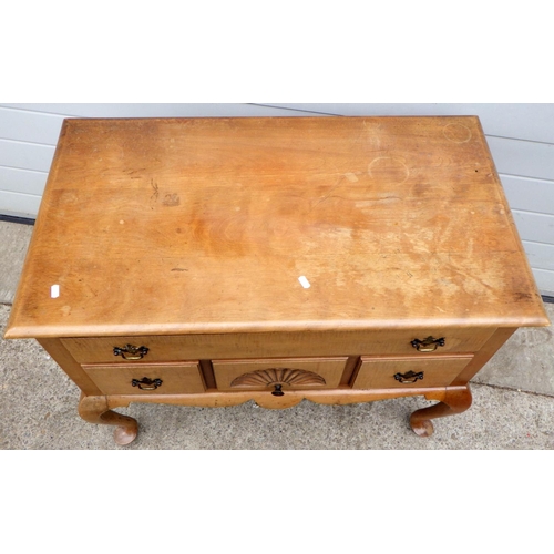 632 - A lowboy on cabriole legs, 91cm wide