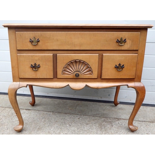 632 - A lowboy on cabriole legs, 91cm wide