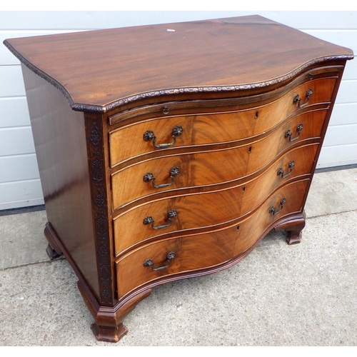 636 - A serpentine fronted mahogany chest of drawers with brushing slide on ogee bracket feet, 91cm wide