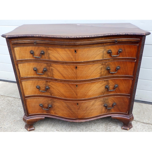 636 - A serpentine fronted mahogany chest of drawers with brushing slide on ogee bracket feet, 91cm wide