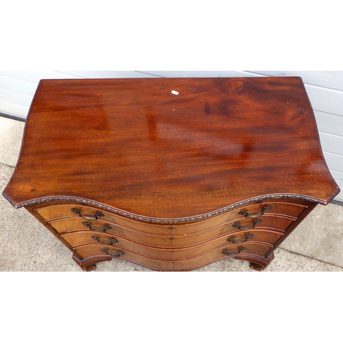 636 - A serpentine fronted mahogany chest of drawers with brushing slide on ogee bracket feet, 91cm wide