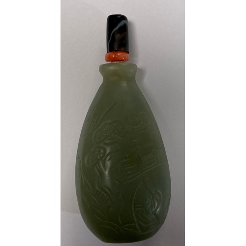 270 - A Chinese snuff bottle, 87mm tall incl stopper.