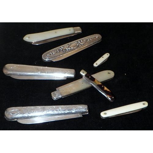 302 - Three fruit knives having silver blades and slabs; two silver and mother of pearl fruit knives; othe... 