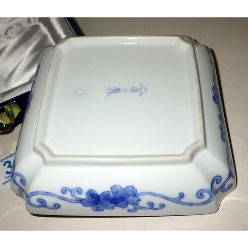 313 - A boxed Fukagawa porcelain dish