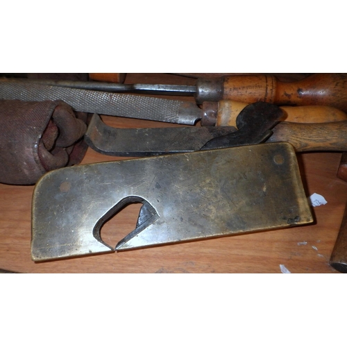 315 - A qty of various vintage tools to include a brass shoulder rebate plane etc