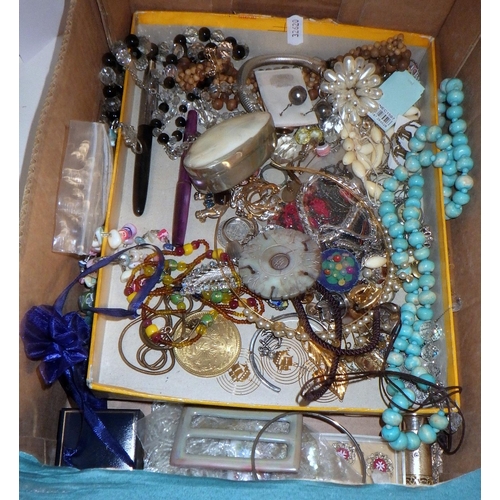 320 - A qty of costume jewellery (2)