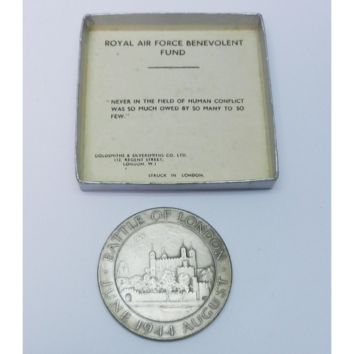 137 - A WW2 interest commemorative medallion - obverse Battle of London Sept 1940 - 1941 May reverse Battl... 