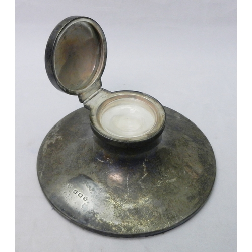 13 - A silver capstan inkwell, early 20th cent.  140mm across base