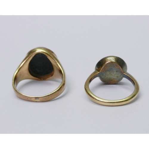 52 - A signet ring, unmarked yellow metal inset with a hardstone intaglio carved with an unidentified mon... 