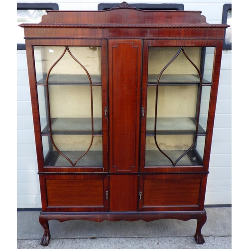 724 - An Edwardian mahogany display cabinet on ball & claw feet, 121cm wide