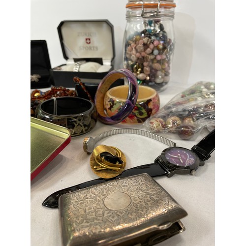 125 - A silver cigarette box, a/f; a qty of costume jewellery.  LOLA ROSE on jar