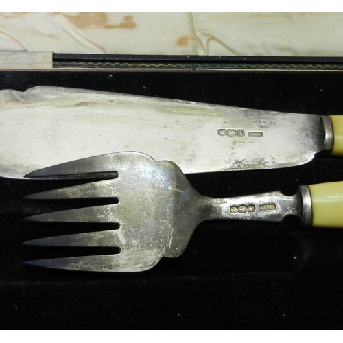 31 - A cased set of fish servers, silver with 