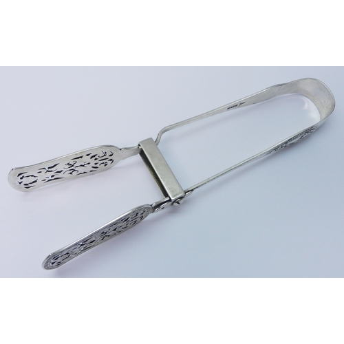 37 - A late Victorian silver asparagus tongs, Walker and Hall, Sheffield 1900.  225mm long / 150g