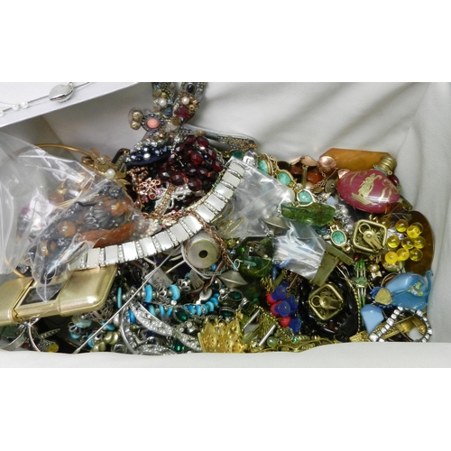 117 - Costume jewellery etc