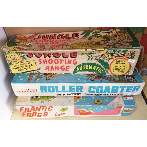 18 - A group of four vintage games (4)