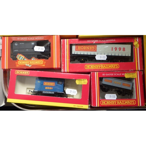 9 - A group of nine boxed various Hornby carriages and two engines (11)