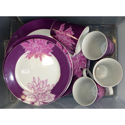 128 - A large qty of misc ceramics to inc hand painted table ware, cabinet plates etc (4)