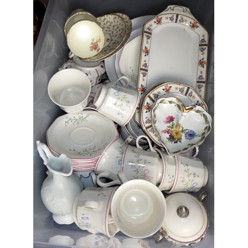 128 - A large qty of misc ceramics to inc hand painted table ware, cabinet plates etc (4)