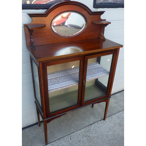 759 - An Edwardian mahogany & inlaid display cabinet with oval mirrored back (a/f) 92cm wide