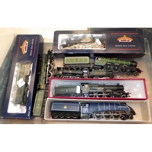 368 - A box of 00 gauge model railway locomotives including two boxed Bachmann trains