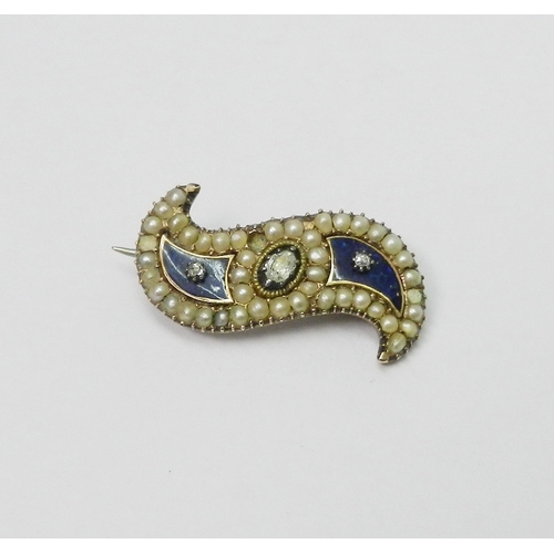 113 - A double tiger claw shaped brooch, unmarked yellow metal and blue enamel set with seed pearls and th...