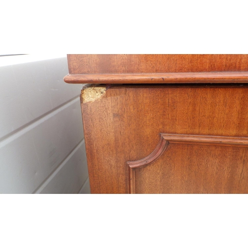 713 - A reproduction mahogany red leather topped pedestal desk and filing cabinet (2)