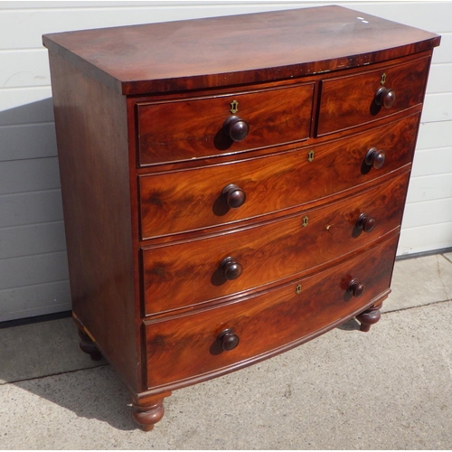 714 - A Victorian bow fronted mahogany chest of drawers af 108h x 54d 112h cm