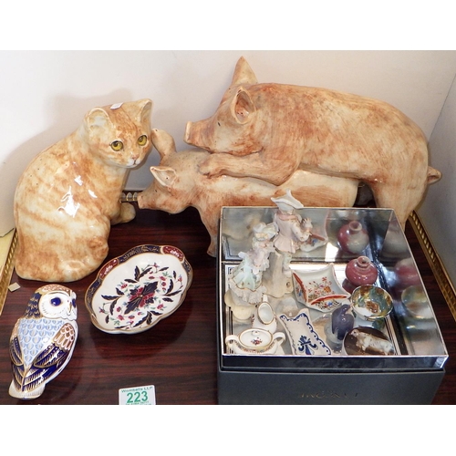 223 - A small group of misc ceramics to inc pigs, unmarked owl paperweight, signed cat etc