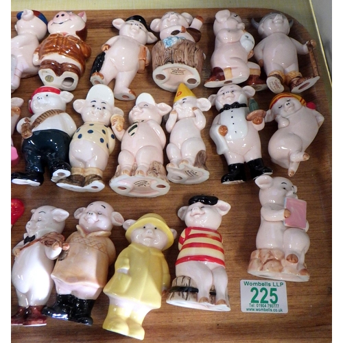 225 - A collection of Piggies etc ceramic ornaments