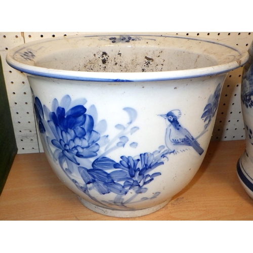 269 - A lidded blue and white pot together with a blue and white flower pot (2)