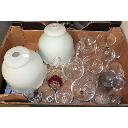 273 - A quantity of miscellaneous glassware (2)