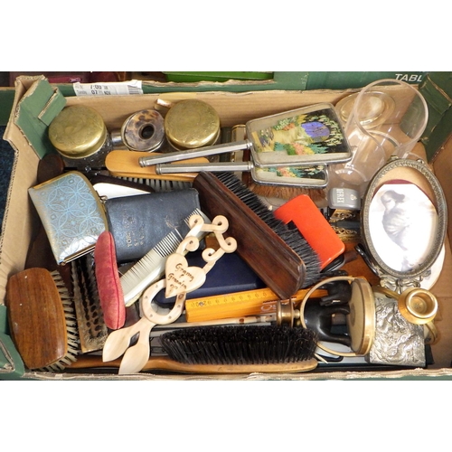 275 - A quantity of miscellaneous collectables (3)