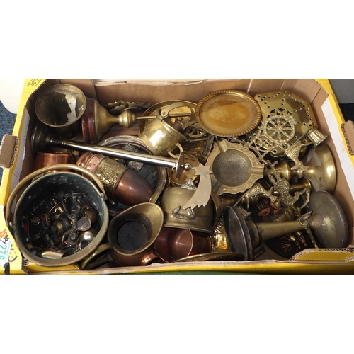 276 - A quantity of miscellaneous brass and copper items (2)