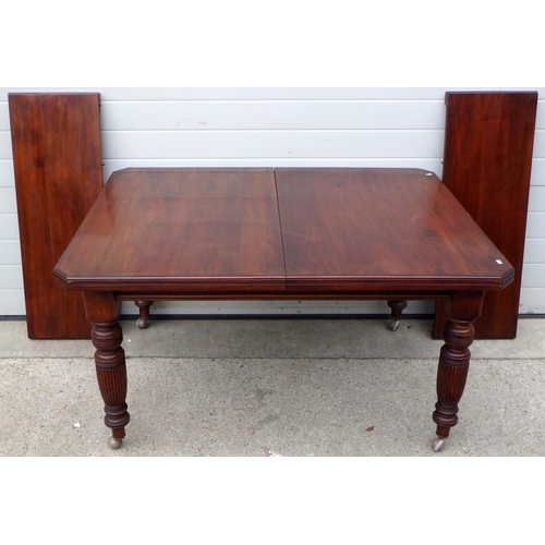 730 - A late Victorian walnut extending dining table with two leaves, missing handle, later ball castors. ... 